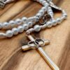 Goldfarbenes Kreuz mit Eheringen am Eherosenkranz Heilige Familie – Detailansicht
