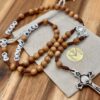 Personalisierter Olivenholz-Rosenkranz mit Stoffbeutel – Geschenkansicht