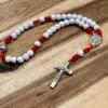 Autorosenkranz Benediktus Holz mit weißen Perlen auf roter Kordel, Benediktuskreuz und wundertätiger Medaille