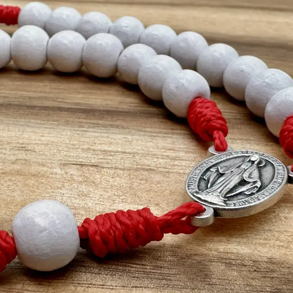 Wundertätige Medaille als Mittelstück des Autorosenkranz Benediktus Holz mit Marienbild