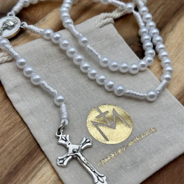Weißer Erstkommunion Rosenkranz mit Kelch-Motiv und Geschenkbeutel der Rosenkranz Werkstatt