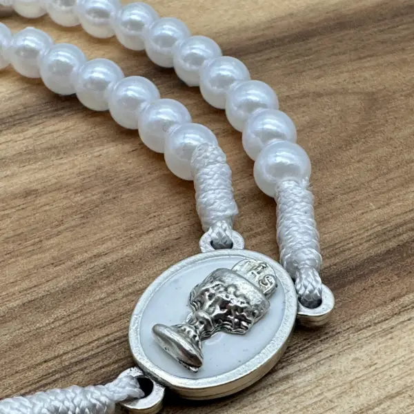 Mittelstück des Erstkommunion Rosenkranz weiß: Kelch mit Hostie und Christusmonogramm IHS