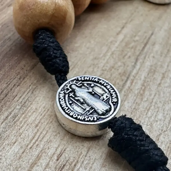 Rückseite der Benediktusmedaille am Olivenholz-Rosenkranz Barmherziger Jesus