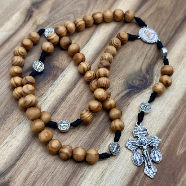 Olivenholz-Rosenkranz Barmherziger Jesus in der Draufsicht mit gemaserten Holzperlen