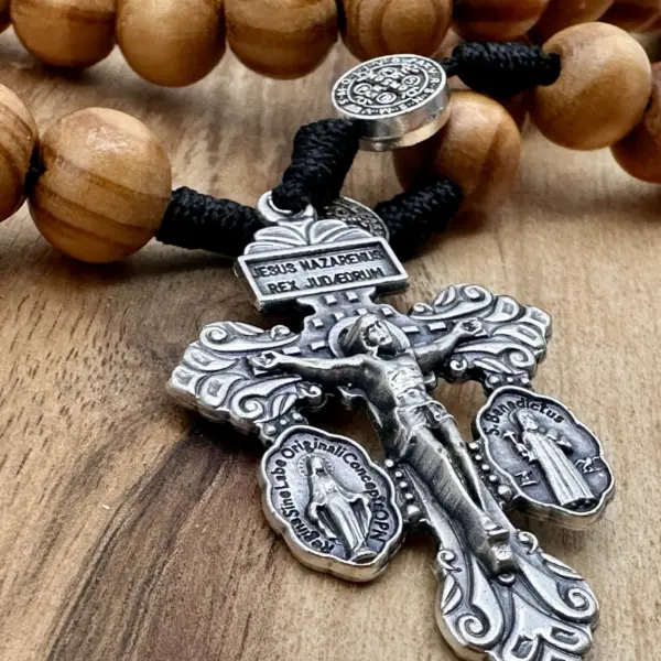 Silbernes Barockkreuz des Olivenholz-Rosenkranz Barmherziger Jesus in Nahaufnahme