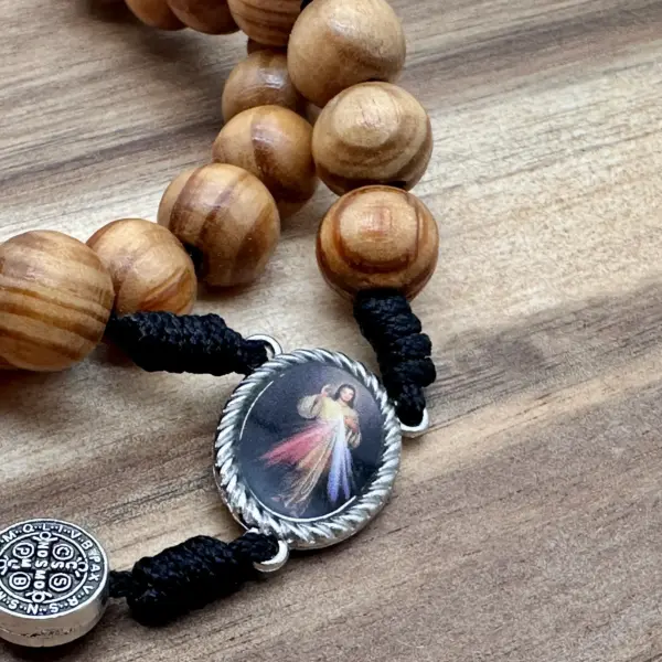 Vorderseite des Mittelstücks mit dem Barmherzigen Jesus am Olivenholz-Rosenkranz