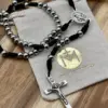 Silberner Rosenkranz auf dem Geschenkbeutel der Rosenkranz Werkstatt