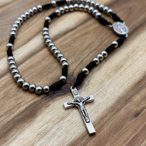 Silberner Rosenkranz: silberne Edelstahlperlen, schwarze Kordel, Benediktuskreuz und Wundertätige Medaille