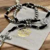 Silberner Rosenkranz auf dem Geschenkbeutel der Rosenkranz Werkstatt, Detailansicht