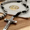 Benediktuskreuz des Silbernen Rosenkranzes im Detail mit Geschenkbeutel