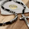 Nahaufnahme von Benediktuskreuz und Geschenkbeutel des Silbernen Rosenkranzes