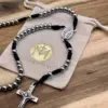 Silberner Rosenkranz mit dem Geschenkbeutel der Rosenkranz Werkstatt