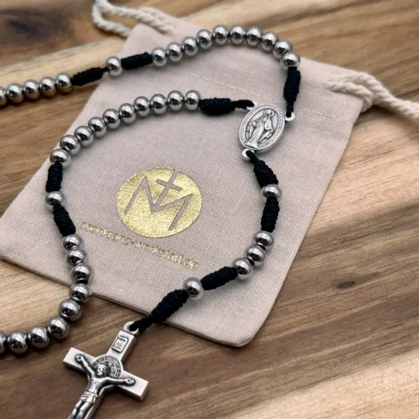 Silberner Rosenkranz mit dem Geschenkbeutel der Rosenkranz Werkstatt