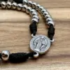 Wundertätige Medaille als Mittelstück des Silbernen Rosenkranzes in Nahaufnahme