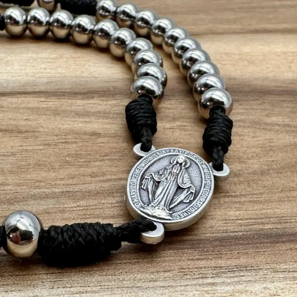 Wundertätige Medaille als Mittelstück des Silbernen Rosenkranzes in Nahaufnahme