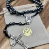 Rosenkranz Gottes Liebe aus Hämatit-Perlen mit silbernem Herz-Jesu-Mittelstück und Kruzifix auf Geschenkbeutel