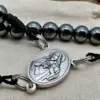 Nahaufnahme des Herz-Jesu-Mittelstücks aus Silber am Hämatit-Rosenkranz Gottes Liebe