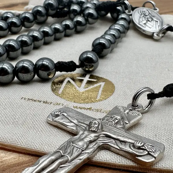 Glänzende Hämatit-Perlen mit geknüpfter Kordel und silbernem Kruzifix des Rosenkranzes Gottes Liebe