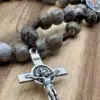 Silbernes Benediktuskreuz des Rosenkranz Hiobstränen in Nahaufnahme