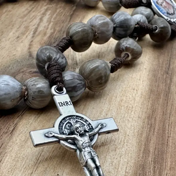 Silbernes Benediktuskreuz des Rosenkranz Hiobstränen in Nahaufnahme