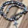 Rosenkranz Hiobstränen: grau-braune Natursamen, Madonna von Medjugorje in Emaille und Benediktuskreuz