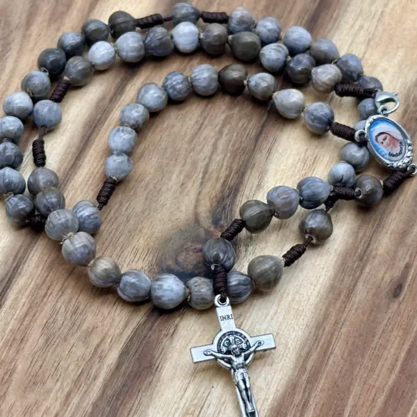 Rosenkranz Hiobstränen: grau-braune Natursamen, Madonna von Medjugorje in Emaille und Benediktuskreuz