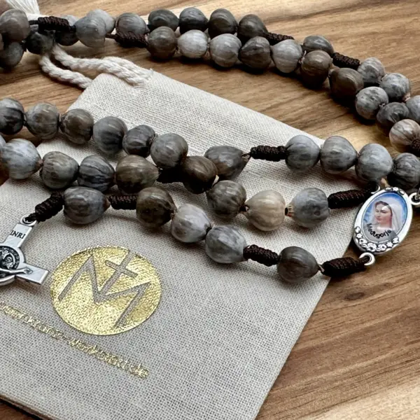 Medjugorje-Mittelstück des Hiobstränen-Rosenkranzes mit Geschenkbeutel