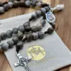 Rosenkranz Hiobstränen mit Geschenkbeutel in seitlicher Ansicht