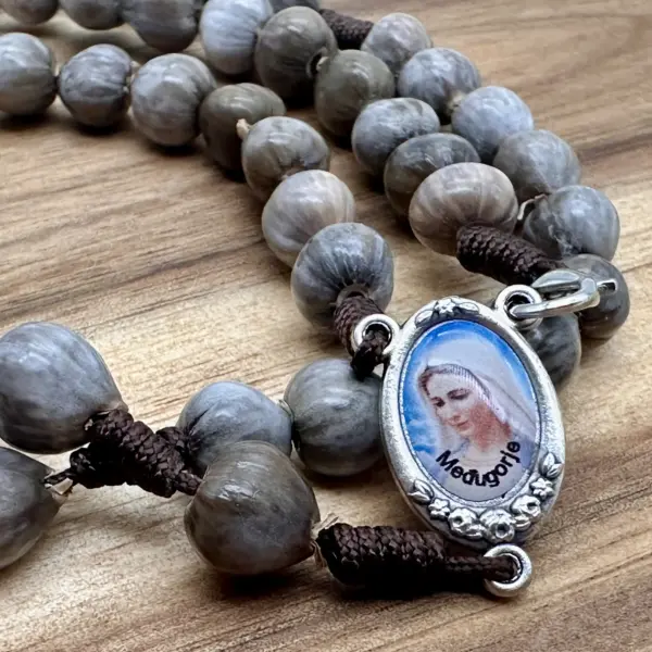 Mittelstück mit der Madonna von Medjugorje in farbiger Emaille am Rosenkranz Hiobstränen