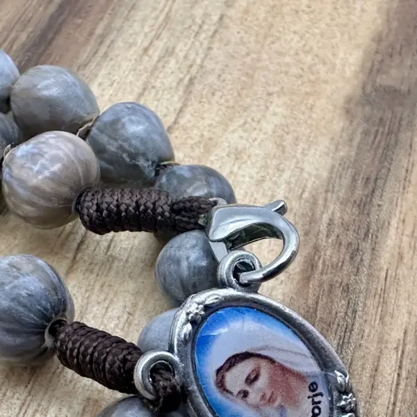 Verschluss und Medjugorje-Mittelstück des Rosenkranz Hiobstränen in Nahaufnahme