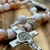 Silbernes Benediktuskreuz des Rosenkranz Medjugorje Feuerachat in Nahaufnahme