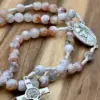 Rosenkranz Medjugorje Feuerachat von oben mit cremeweiß-orangen Perlen