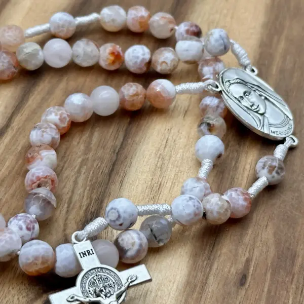Rosenkranz Medjugorje Feuerachat von oben mit cremeweiß-orangen Perlen