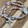 Rosenkranz Medjugorje Feuerachat: facettierte Perlen in Creme-Orange, Madonna von Medjugorje und Benediktuskreuz