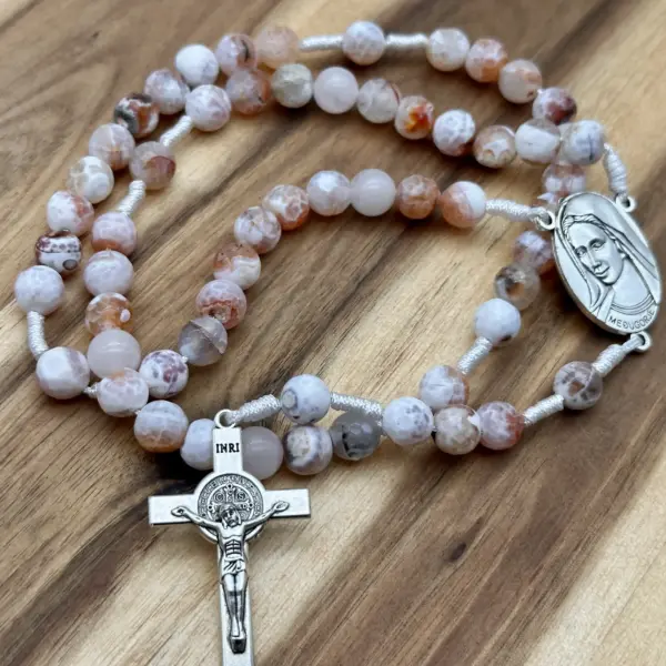 Rosenkranz Medjugorje Feuerachat: facettierte Perlen in Creme-Orange, Madonna von Medjugorje und Benediktuskreuz