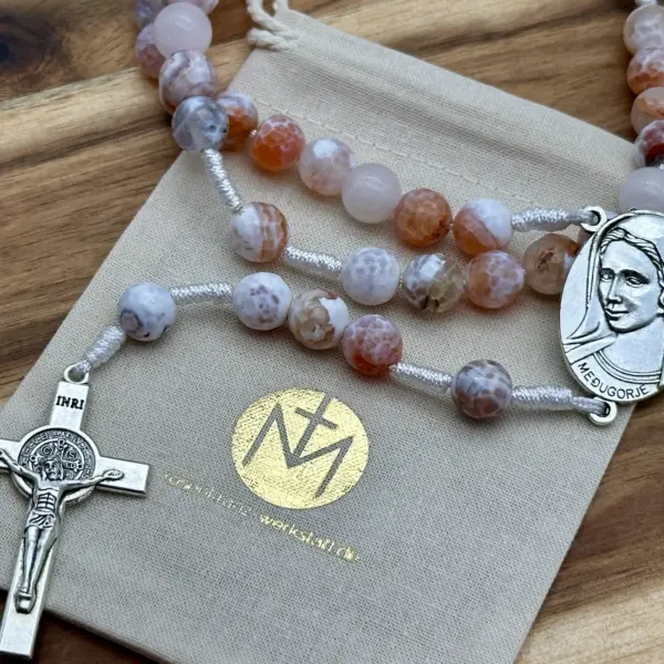 Rosenkranz Medjugorje Feuerachat mit dem Geschenkbeutel der Rosenkranz Werkstatt