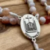 Rückseite des Mittelstücks mit der Kirche von Medjugorje am Feuerachat-Rosenkranz