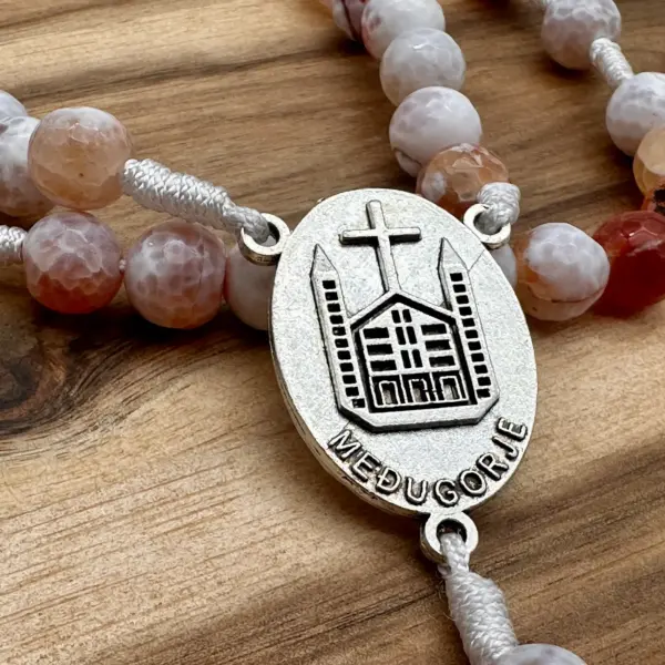Rückseite des Mittelstücks mit der Kirche von Medjugorje am Feuerachat-Rosenkranz
