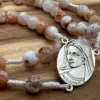 Mittelstück mit der Madonna von Medjugorje am Rosenkranz Medjugorje Feuerachat