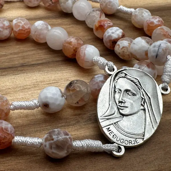 Mittelstück mit der Madonna von Medjugorje am Rosenkranz Medjugorje Feuerachat