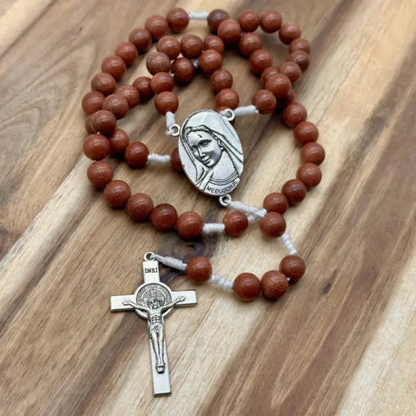 Rosenkranz Medjugorje Goldfluss: glänzende Goldfluss-Perlen, Madonna von Medjugorje und silbernes Benediktuskreuz