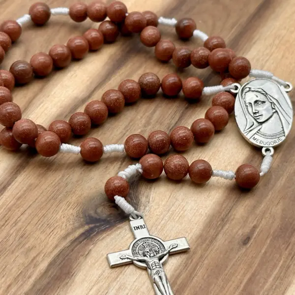 Rosenkranz Medjugorje Goldfluss in schräger Gesamtansicht mit Madonna von Medjugorje