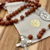 Benediktuskreuz des Rosenkranz Medjugorje Goldfluss auf dem Geschenkbeutel