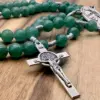 Silbernes Benediktuskreuz des Rosenkranz Medjugorje Aventurin in Nahaufnahme