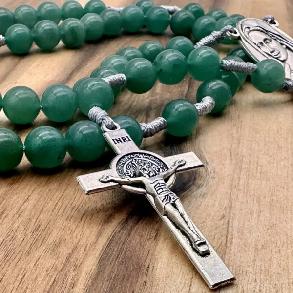 Silbernes Benediktuskreuz des Rosenkranz Medjugorje Aventurin in Nahaufnahme