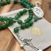Benediktuskreuz des Rosenkranz Medjugorje Aventurin auf dem Geschenkbeutel