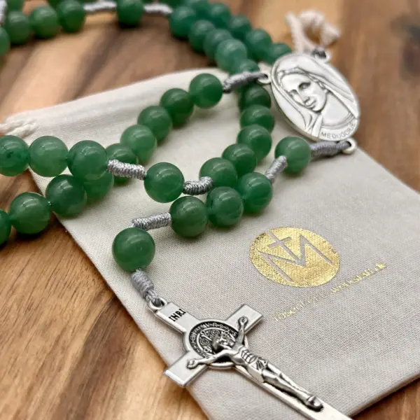 Benediktuskreuz des Rosenkranz Medjugorje Aventurin auf dem Geschenkbeutel