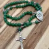 Rosenkranz Medjugorje Aventurin aufgewickelt mit grünen Perlen und Benediktuskreuz