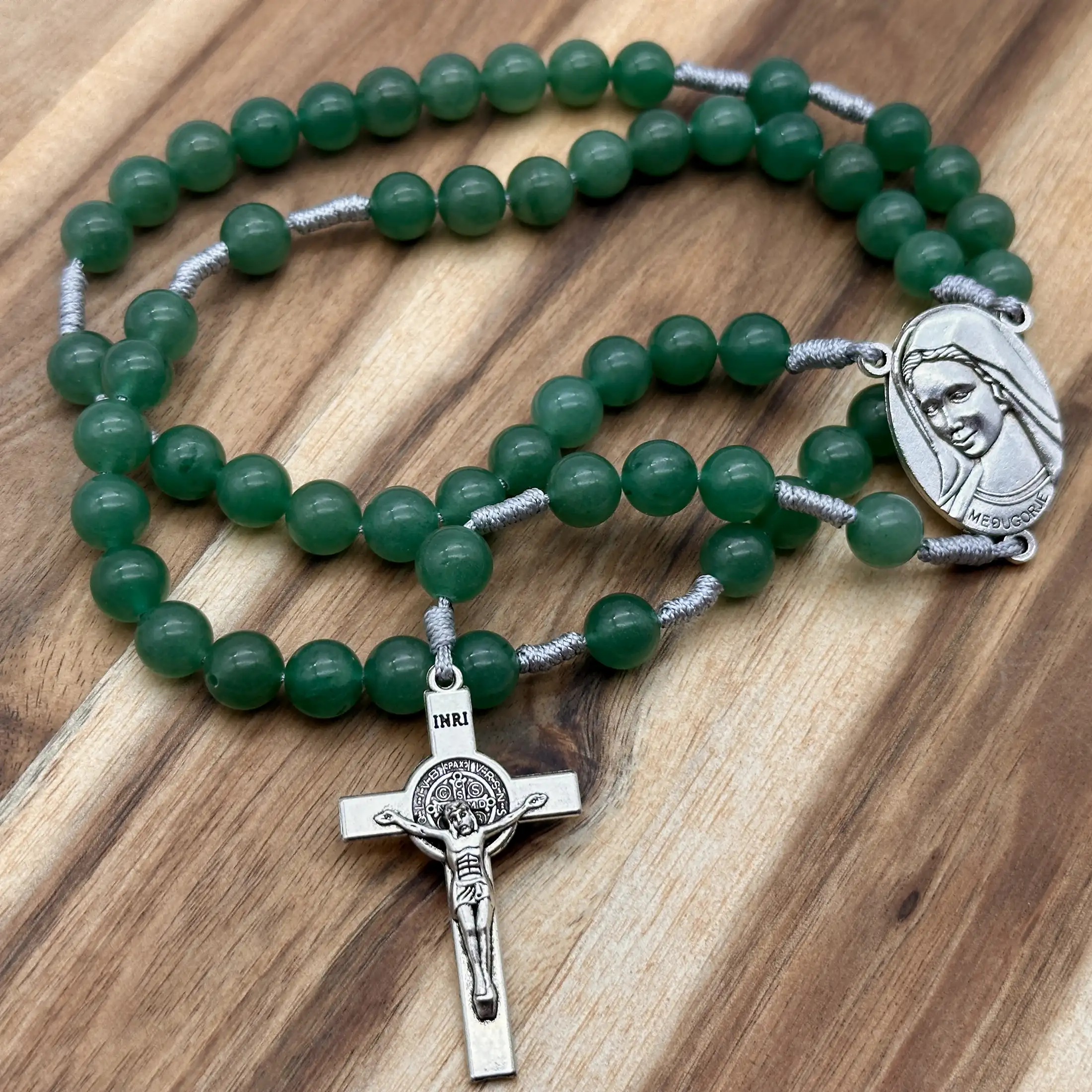 Rosenkranz Medjugorje Aventurin: grüne Naturstein-Perlen, Madonna von Medjugorje und Benediktuskreuz