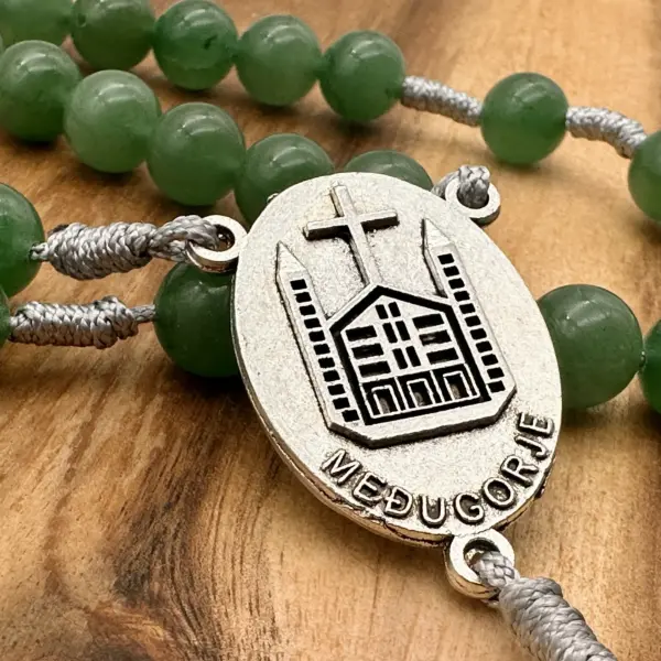 Rückseite des Mittelstücks mit der Kirche von Medjugorje am Aventurin-Rosenkranz